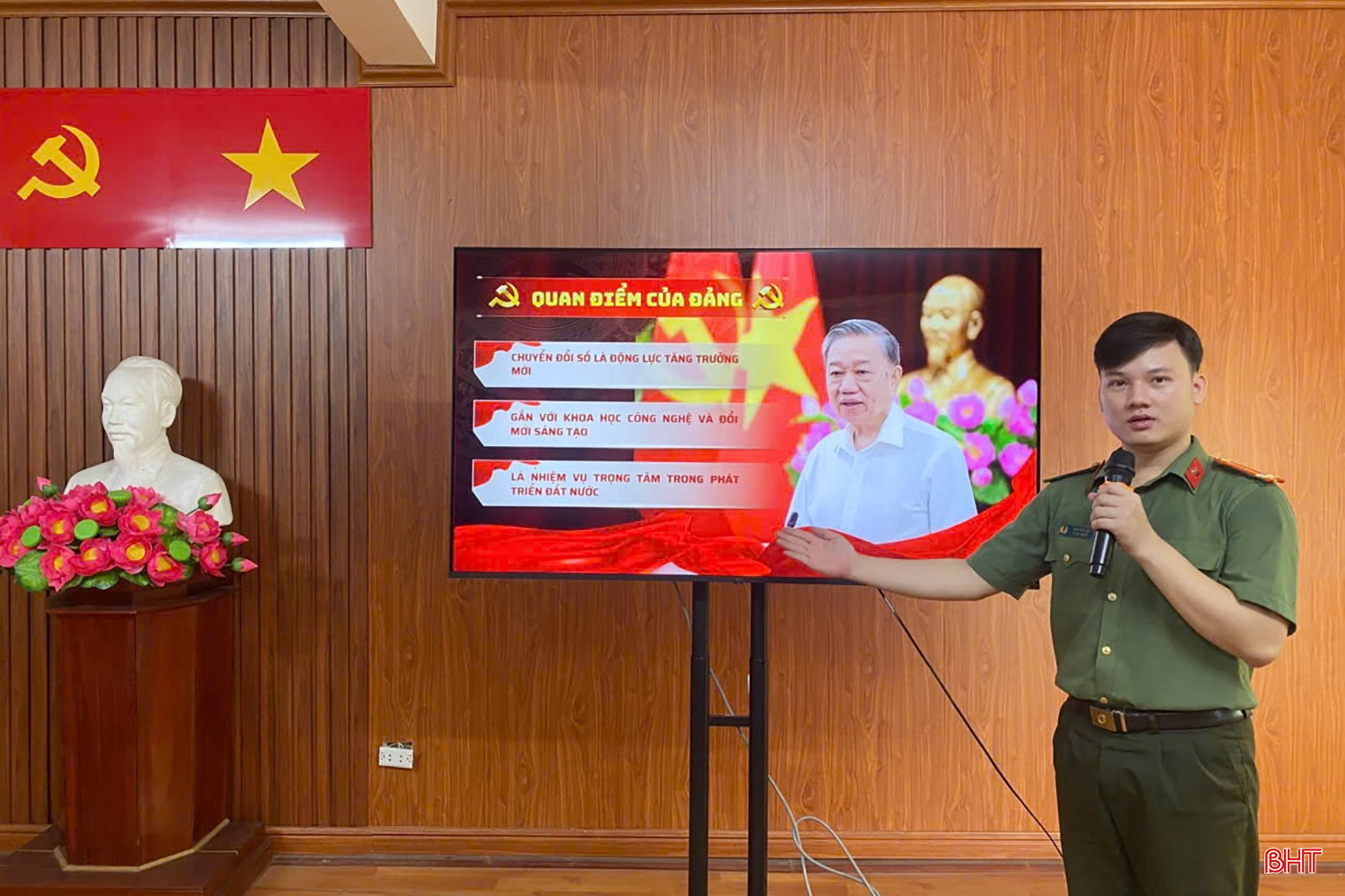Trung úy Thái Hữu Tới tập trung luyện kỹ năng trình bày và xử lý câu hỏi tình huống để có sự chuẩn bị tốt nhất cho vòng chung kết. bqbht_br_anh1e.jpg