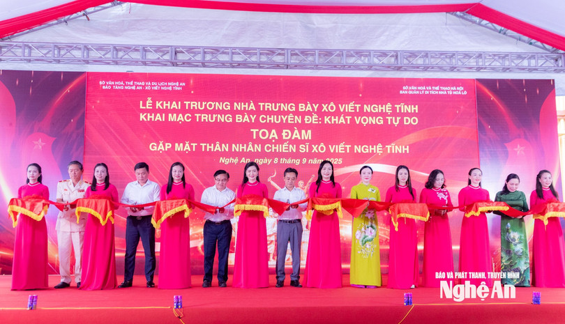 Các đại biểu cắt băng khai trương Nhà trưng bày Xô viết Nghệ Tĩnh và khai mạc trưng bày chuyên đề “Khát vọng tự do”. Ảnh: Minh Quân Các đại biểu cắt băng khai trương Nhà trưng bày Xô viết Nghệ Tĩnh và khai mạc trưng bày chuyên đề “Khát vọng tự do”. Ảnh: Minh Quân