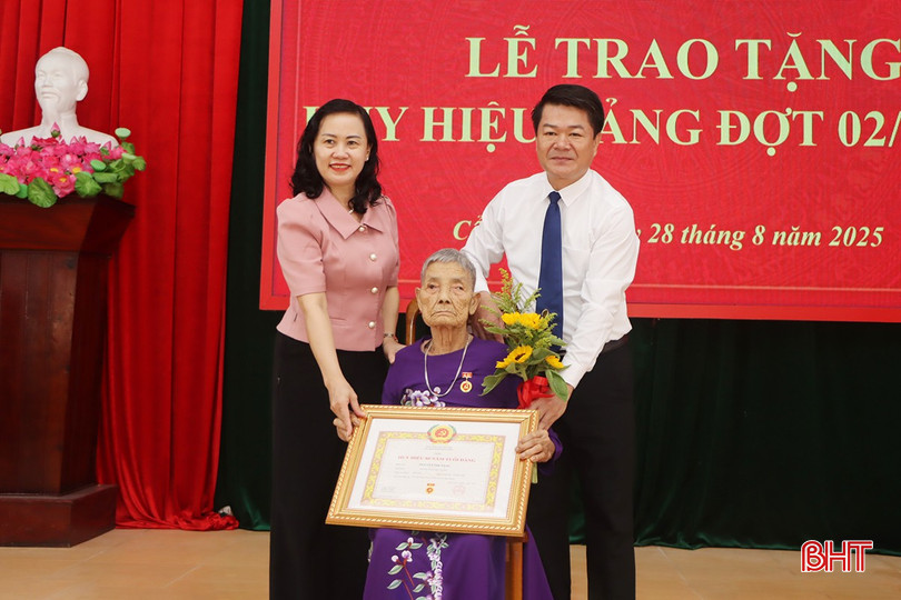 Lãnh đạo tỉnh và xã Cẩm Hưng tặng Huy hiệu 80 năm tuổi Đảng cho đảng viên Nguyễn Thị Tăng.