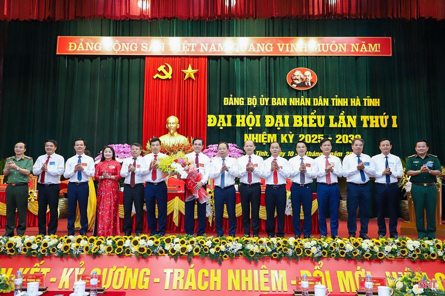 Bí thư Tỉnh ủy Nguyễn Duy Lâm và các đồng chí Ủy viên BTV Tỉnh ủy tặng hoa chúc mừng Đại hội Đảng bộ UBND tỉnh. 1111.jpg