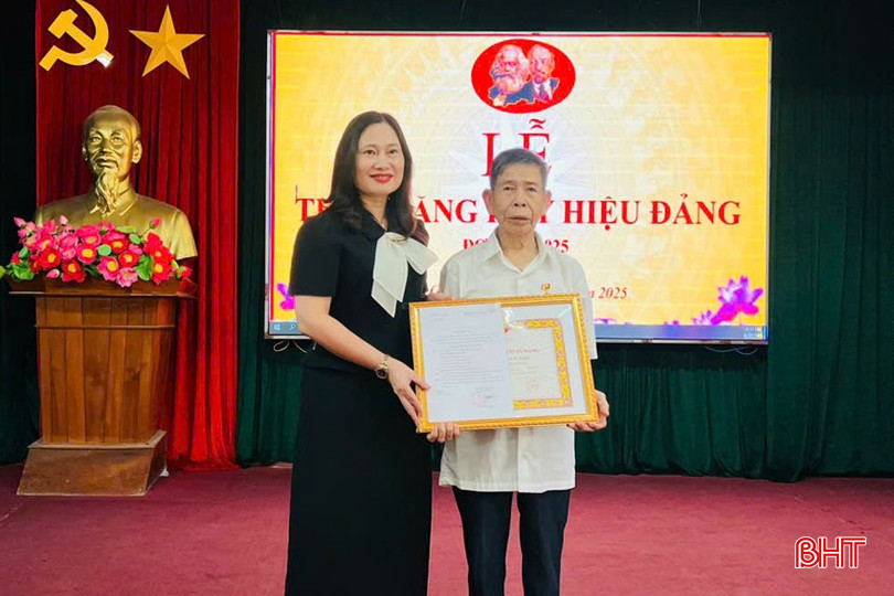 Bí thư Đảng ủy xã Sơn Giang Hà Thị Huyền trao Huy hiệu 60 năm tuổi đảng cho đảng viên Nguyễn Văn Thứ (SN 1946, Chi bộ thôn 3). bqbht_br_z6952455194663-60dc3c5a93d23d5df7b4cb3aa9e71c82-6712.jpg