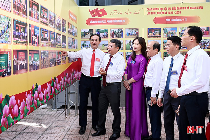 Đại biểu tham quan triển lãm tranh tại Đại hội Đảng bộ xã Thạch Xuân.