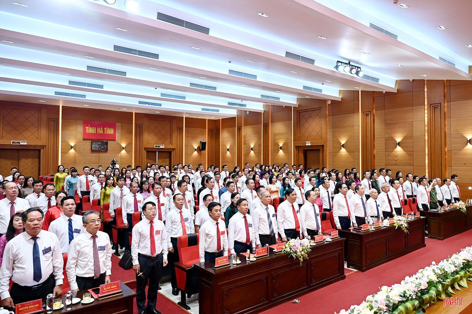 Đại biểu thực hiện nghi lễ chào cờ.