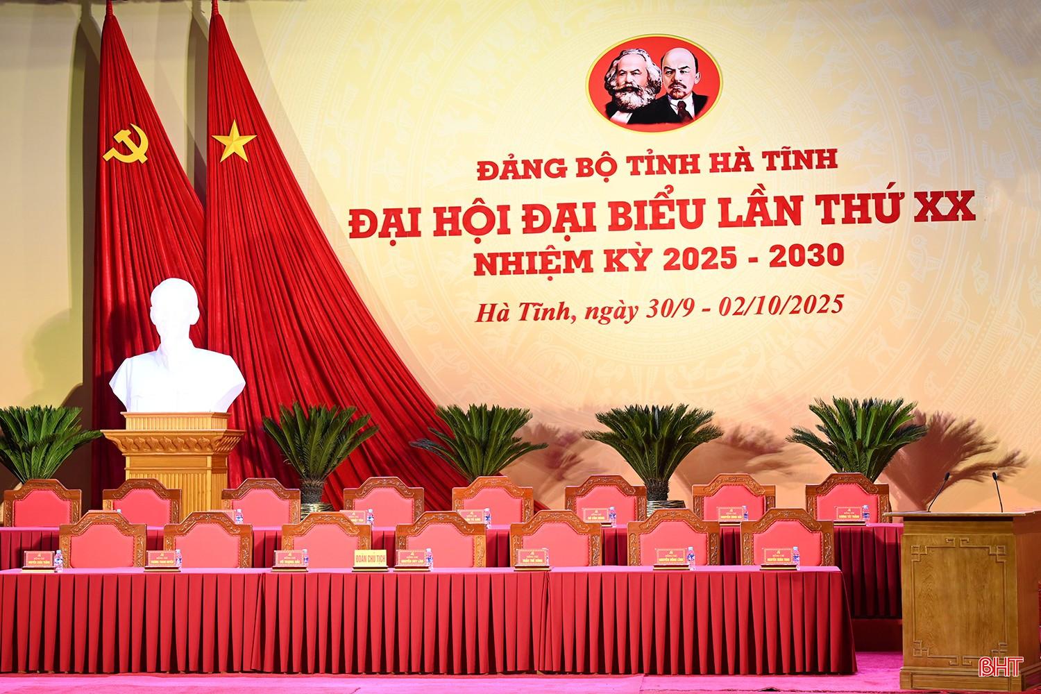 Đại hội Đại biểu Đảng bộ tỉnh Hà Tĩnh lần thứ XX sẽ diễn ra từ ngày 30/9 đến 2/10 với sự tham gia của 400 đại biểu chính thức cùng hàng trăm đại biểu khách mời. Công tác chuẩn bị các điều kiện về hậu cần, kỹ thuật, lễ tân, an ninh... đang được các cơ quan, đơn vị gấp rút triển khai toàn diện.