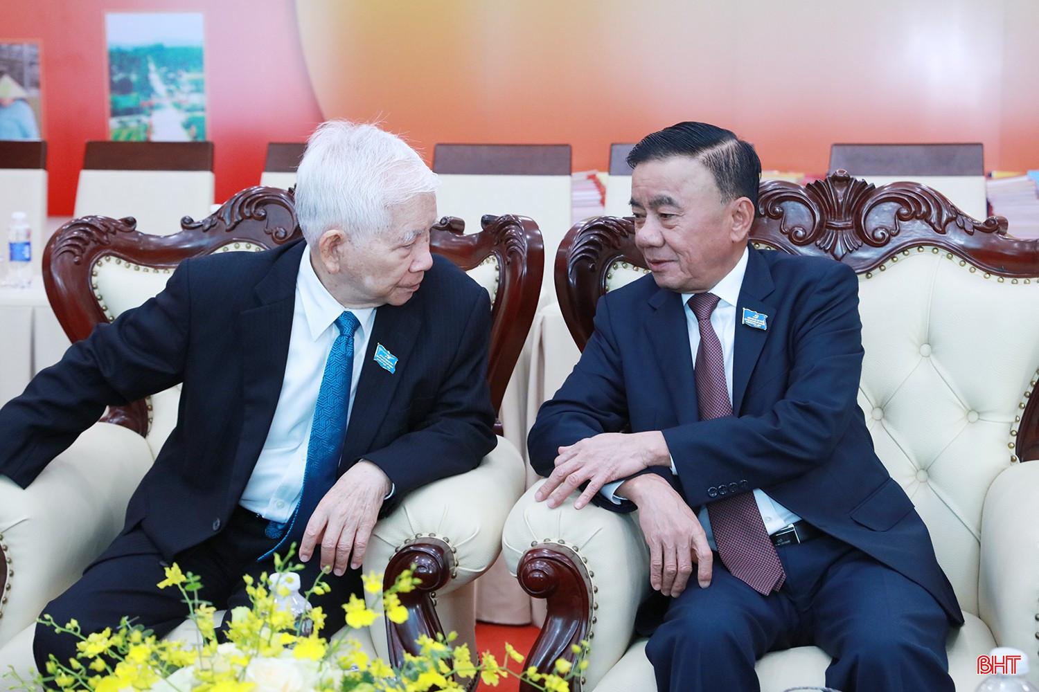 Các đồng chí lãnh đạo, nguyên lãnh đạo Đảng và Nhà nước trao đổi trước giờ khai mạc Đại hội.