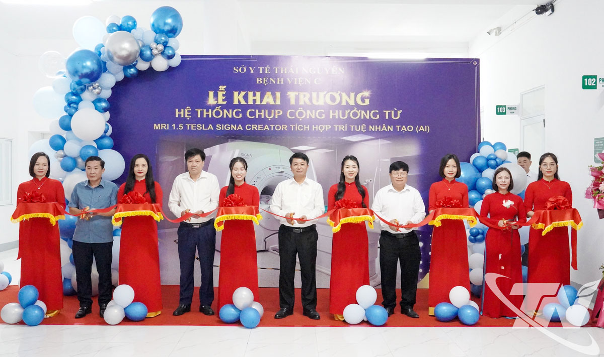 Các đại biểu cắt băng khai trương hệ thống cộng hưởng từ tích hợp trí tuệ nhân tạo (AI).