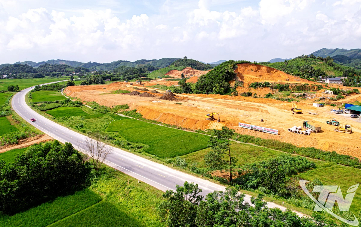 Cụm công nghiệp Yên Lạc có quy mô 25,6ha, nằm trên địa bàn xã Phú Lương, sát tuyến cao tốc Thái Nguyên - Chợ Mới, đang được đẩy nhanh tiến độ giải phóng mặt bằng, xây dựng hạ tầng.