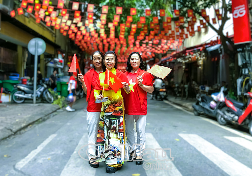 anh 5: Cô Lê Thị Cúc (giữa) và nhóm bạn đồng niên trên phố Phan Đình Phùng.