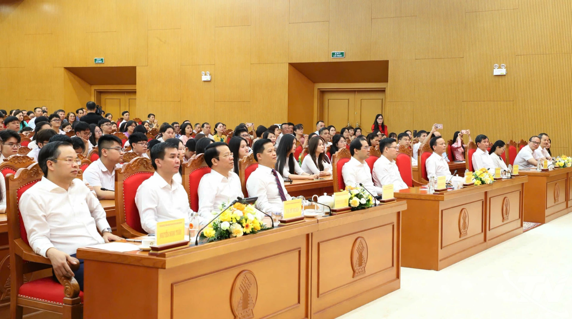 Các đồng chí lãnh đạo tỉnh và đại biểu dự Hội nghị.