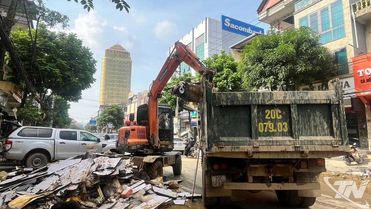 Công ty CP Môi trường và Công trình đô thị Thái Nguyên thuê thêm máy móc để thu dọn rác. Ảnh T.L