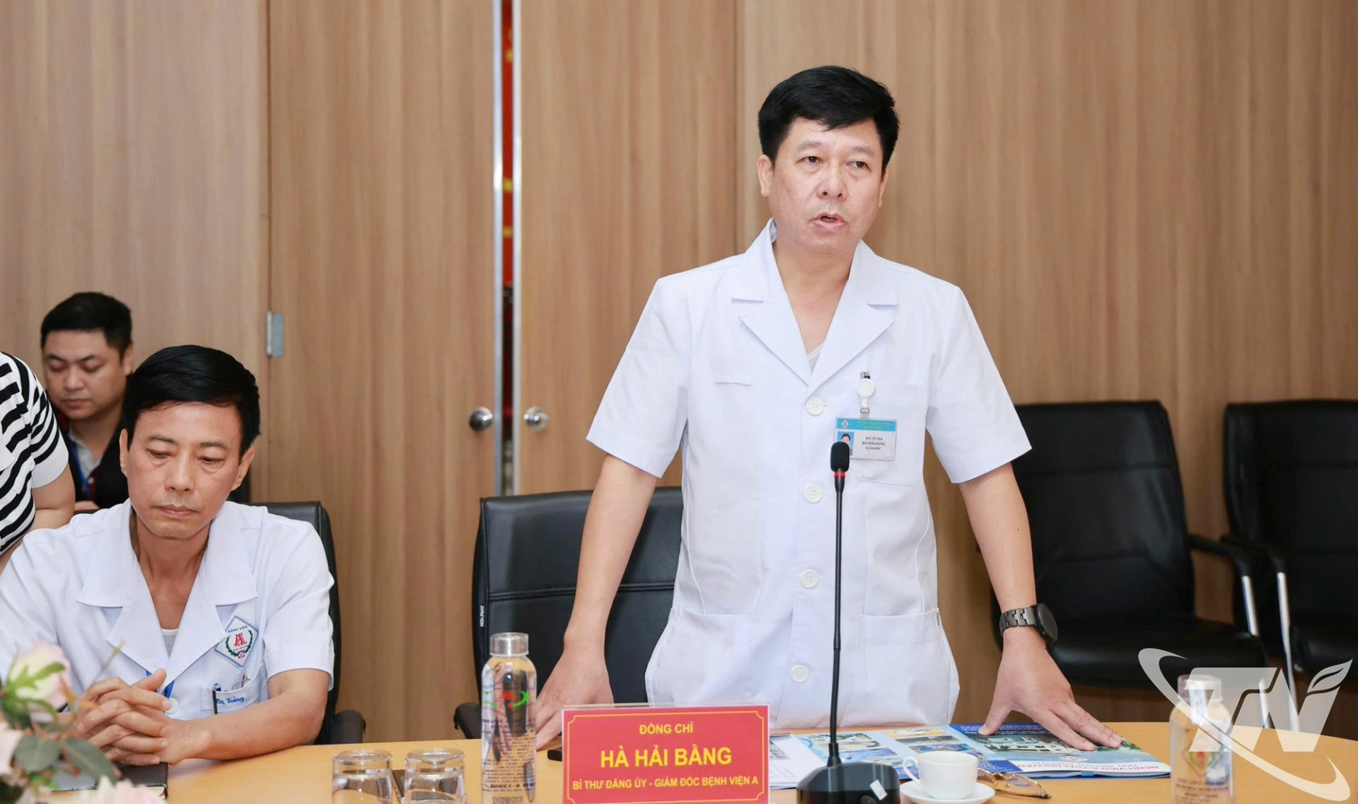 Lãnh đạo Bệnh viện A Thái Nguyên báo cáo tình hình hoạt động của đơn vị.