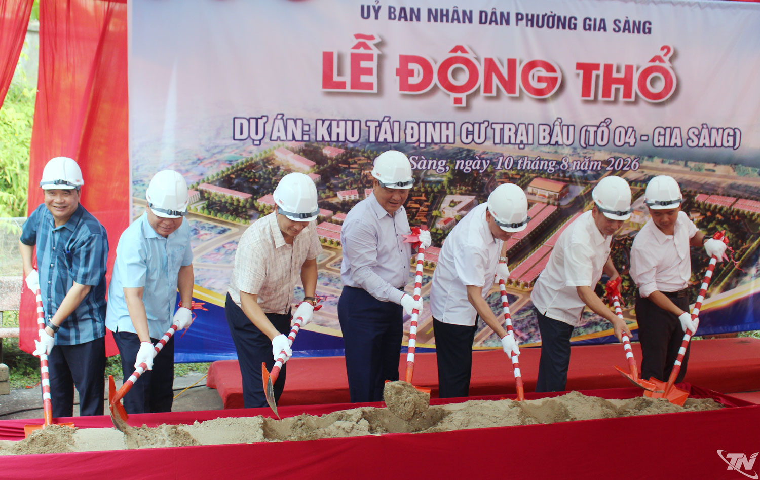 Lãnh đạo phường Gia Sàng cùng địa diện các đơn vị liên quan thực hiện động thổ Dự án Khu tái định cư Trại Bầu.