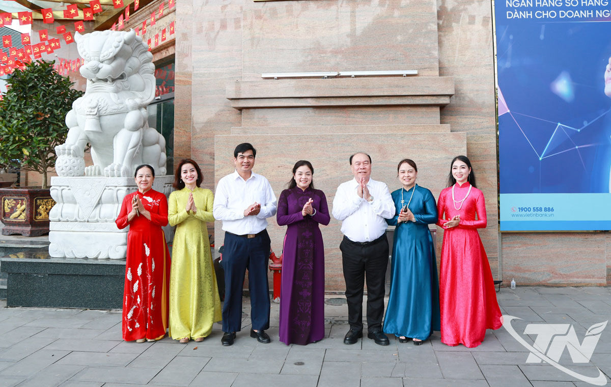 Các đại biểu dự Lễ gắn biển công trình Trung tâm Thương mại Phú Quý Thăng Long chào mừng Đại hội đại biểu Đảng bộ tỉnh Thái Nguyên lần thứ XXI, nhiệm kỳ 2025 – 2030.