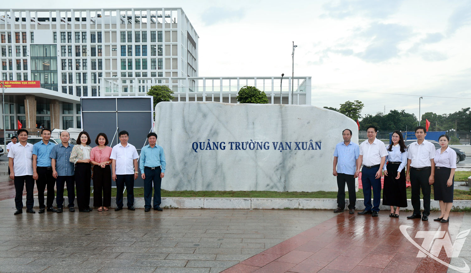 Các đại biểu tại công trình Quảng trường Vạn Xuân