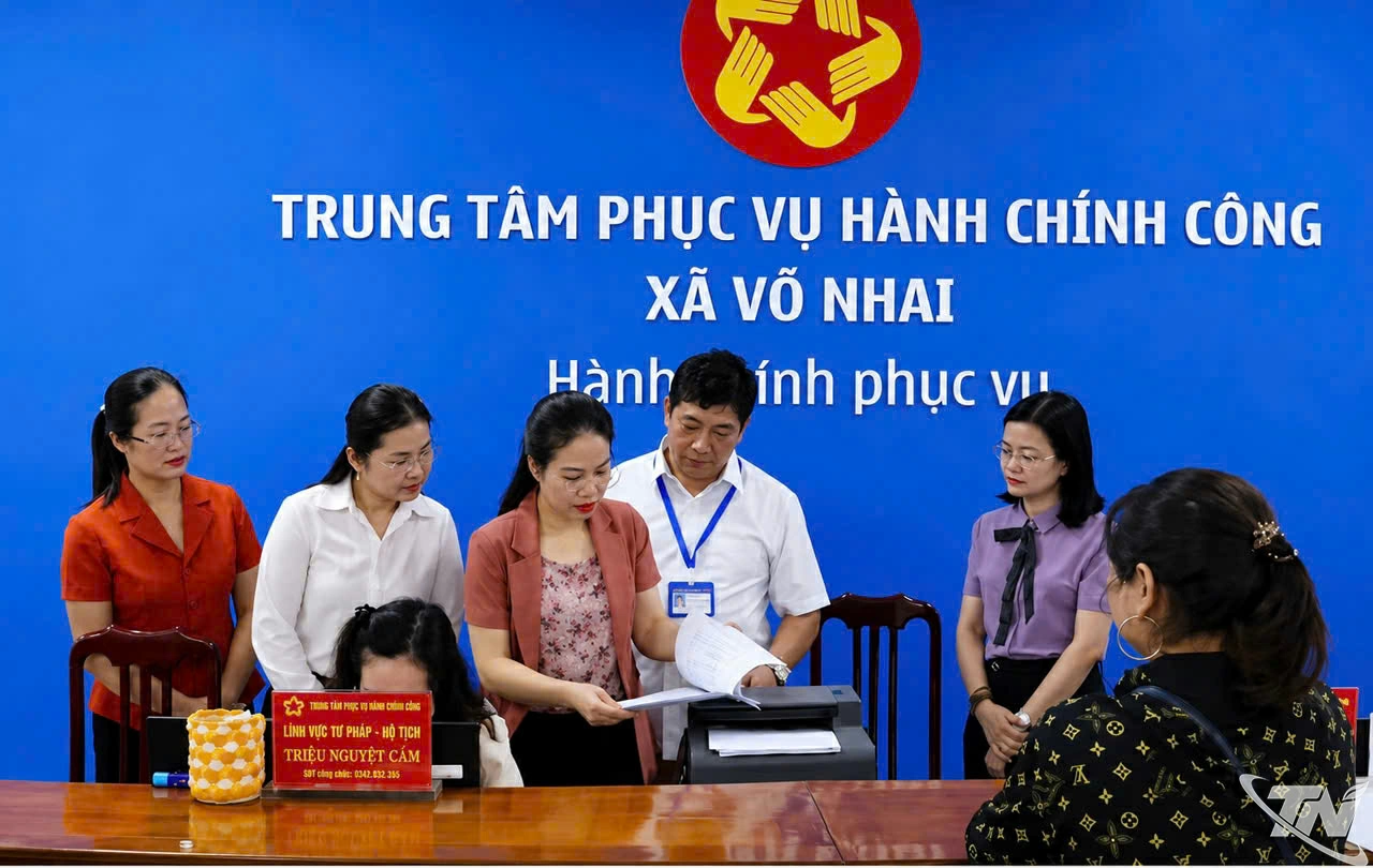 Lãnh đạo xã Võ Nhai kiểm tra hoạt động tại Trung tâm dịch vụ hành chính công