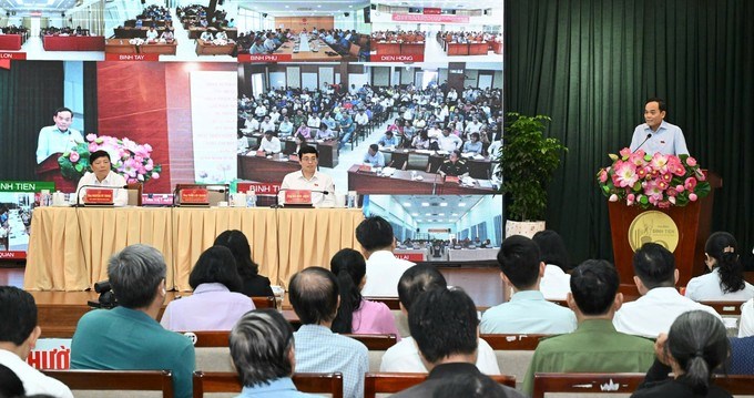 Bí thư Thành ủy TPHCM Trần Lưu Quang trao đổi với cử tri. Ảnh: VIỆT DŨNG
