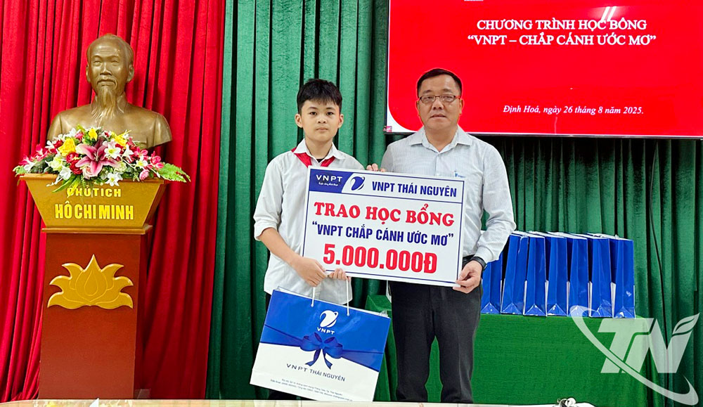 Đại diện VNPT Thái Nguyên trao học bổng cho em Nguyễn Phú Lộc, lớp 7A, Trường THCS Chợ Chu