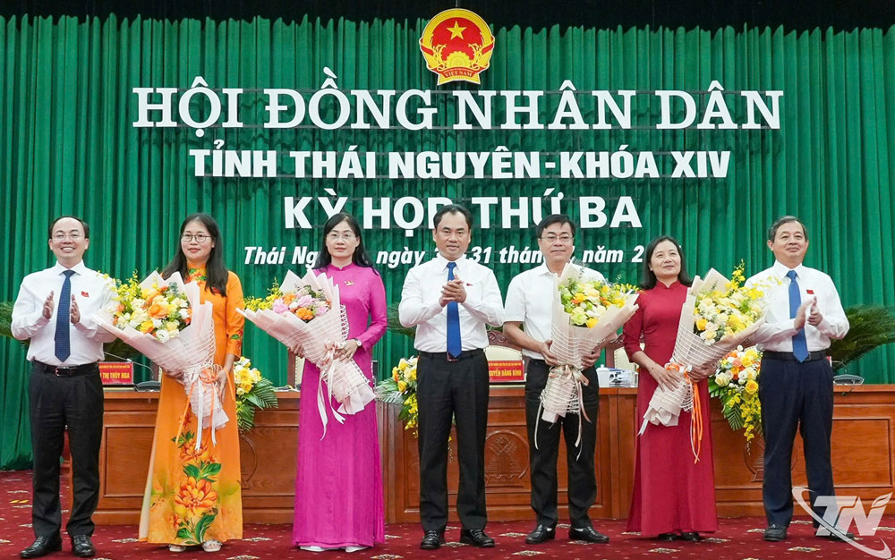 Các đồng chí Thường trực Tỉnh ủy chúc mừng các đại biểu được bầu chức danh của HĐND tỉnh và cán bộ thôi giữ chức vụ Ủy viên UBND tỉnh Thái Nguyên khóa XIV, nhiệm kỳ 2021-2026.