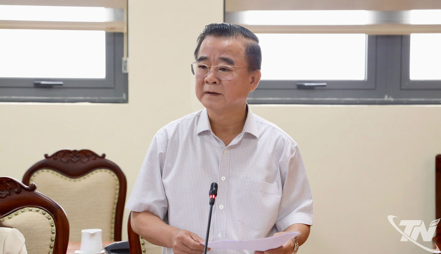 Đồng chí Đỗ Đức Công, Ủy viên Ban Thường vụ Tỉnh ủy, Phó Chủ tịch Thường trực Hội đồng Nhân dân tỉnh phát biểu tại hội nghị
