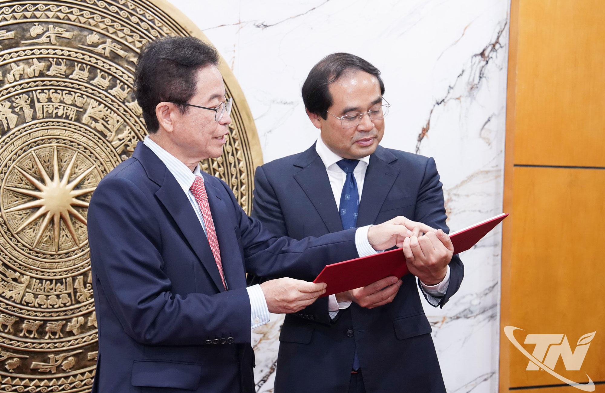 Ngài Lee Cheol Woo tặng quà lưu niệm Bí thư Tỉnh ủy Thái Nguyên Trịnh Xuân Trường.