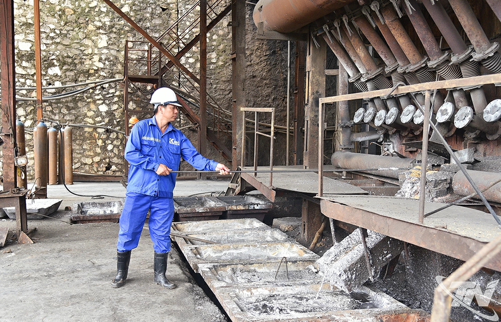 Hoạt động sản xuất tại Nhà máy luyện chì (Xí nghiệp Khai thác và chế biến khoáng sản Chợ Đồn).