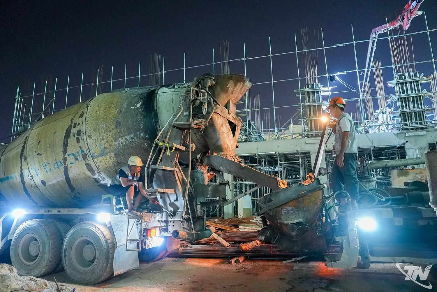 Để bảo đảm tiến độ, tổng thầu hợp đồng với 3 doanh nghiệp cung ứng bê tông tươi liên tục nhiều thời điểm trong ngày.