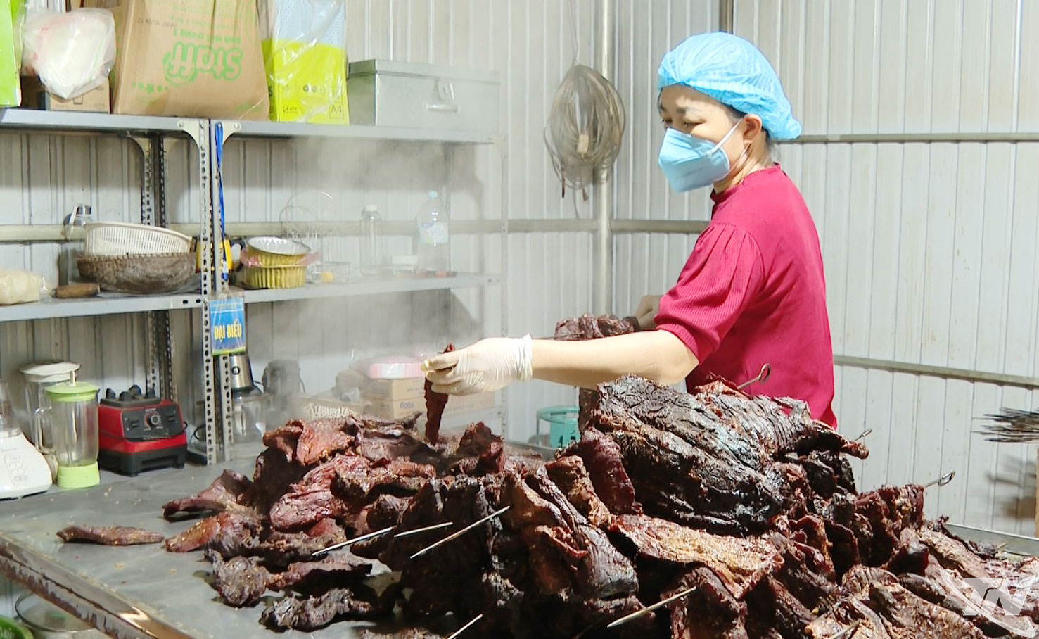 Thành viên Hợp tác xã Dương Quang, xã Phong Quang chế biến thịt trâu khô, thịt lợn khô gác bếp.