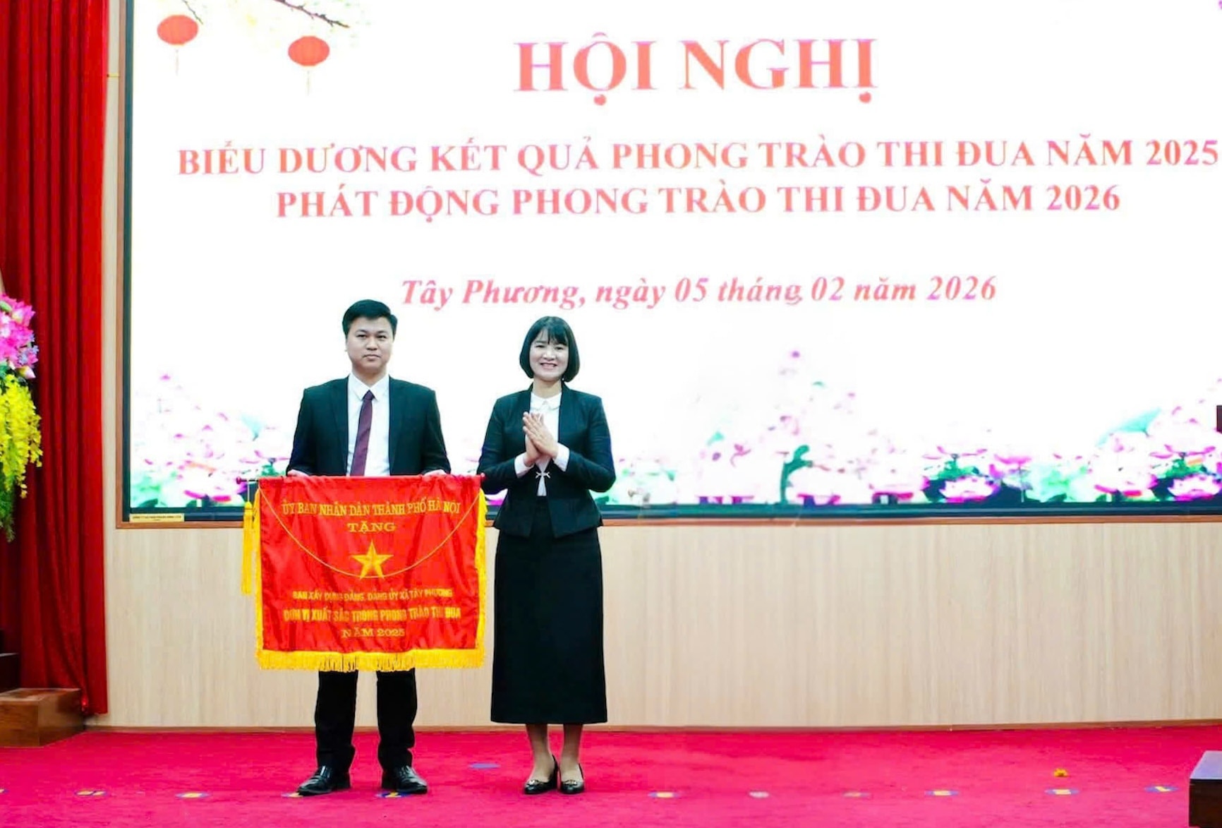 Ban Xây dựng Đảng xã Tây Phương vinh dự được UBND Thành phố Hà Nội tặng Cờ thi đua đơn vị xuất sắc trong phong trào thi đua năm 2025. Ảnh: PV
