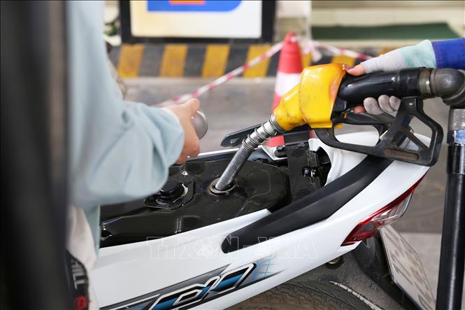 Mua, bán xăng tại điểm kinh doanh xăng dầu Petrolimex trên đường Trần Hưng Đạo, Hà Nội. Ảnh: Lê Đông/TTXVN  