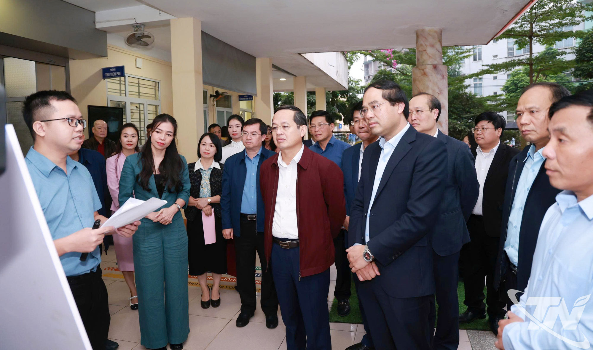 Đồng chí Bí thư Tỉnh ủy Trịnh Xuân Trường cùng Đoàn công tác của tỉnh nghe báo cáo phương án sửa chữa, nâng cấp Bệnh viện Phục hồi chức năng tỉnh.