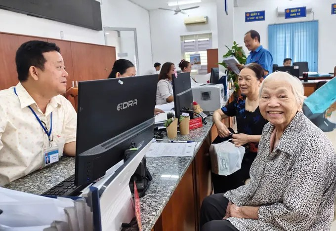 Người dân phường Bàn Cờ, TPHCM phấn khởi khi thủ tục được giải quyết nhanh gọn (ẢNH: PHƯƠNG UYÊN)