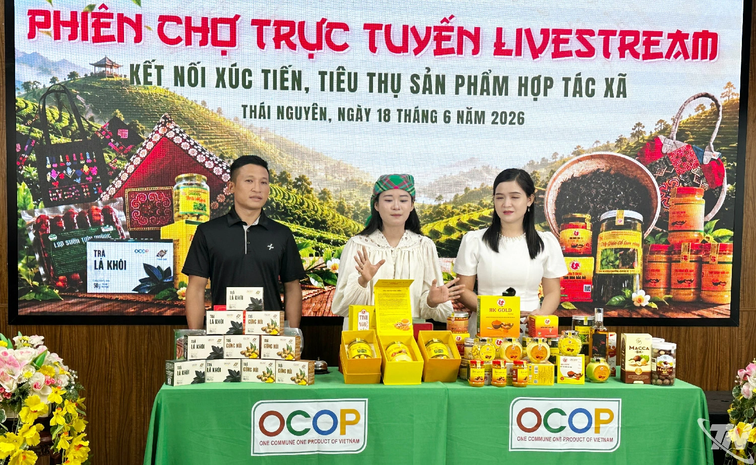 Sau phần tập huấn lý thuyết, các HTX, tổ hợp tác được trực tiếp thực hành livestream giới thiệu sản phẩm trên nền tảng số.