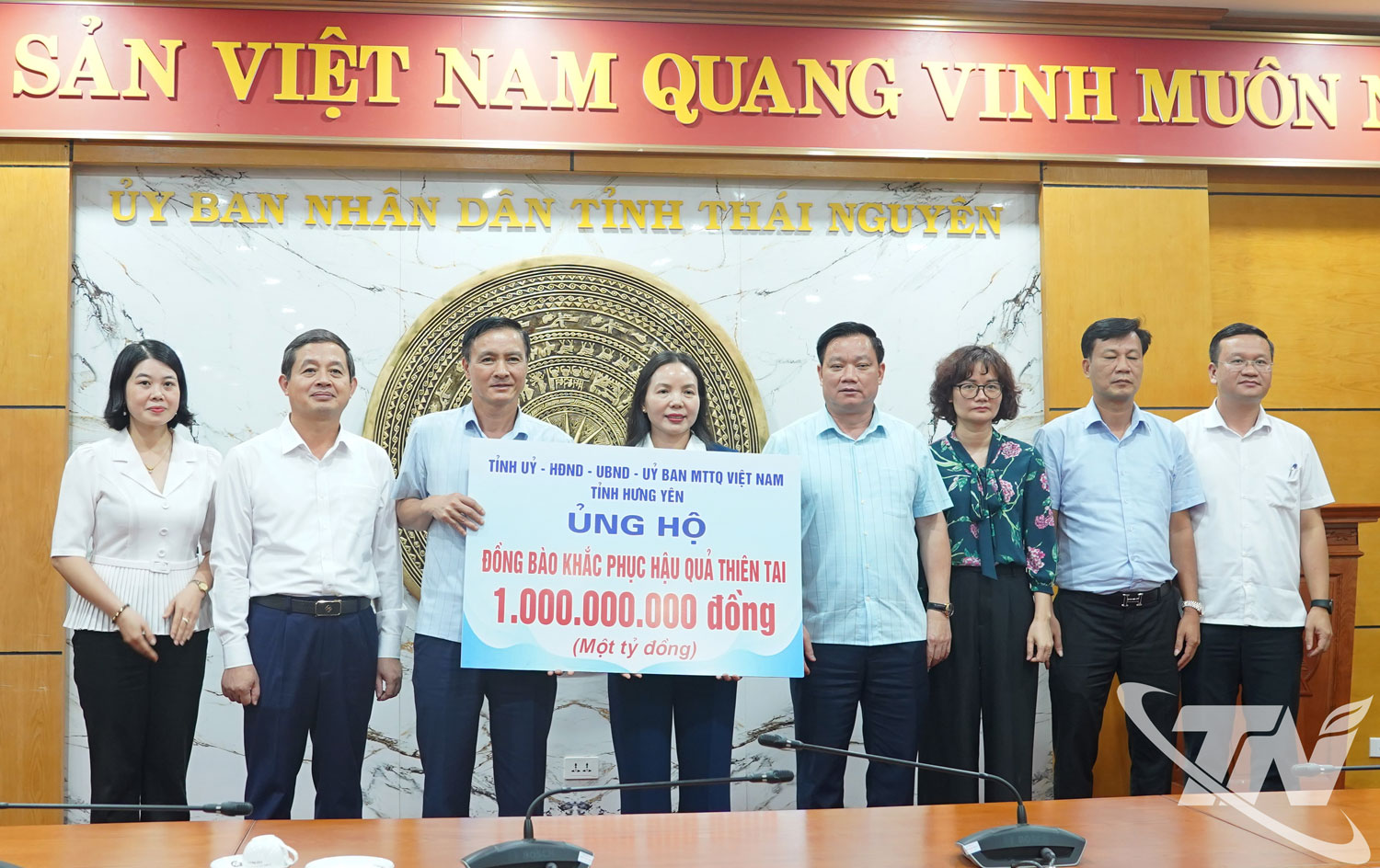 Tỉnh Hưng Yên trao tặng 1 tỷ đồng hỗ trợ nhân dân tỉnh Thái Nguyên khắc phục hậu quả thiên tai.