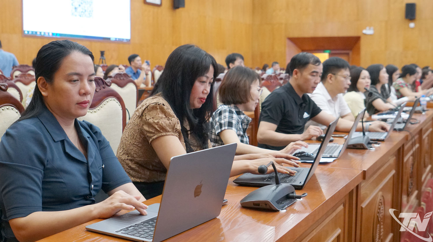 Đại biểu thực hiện nội dung được hướng dẫn tại Hội nghị tập huấn.