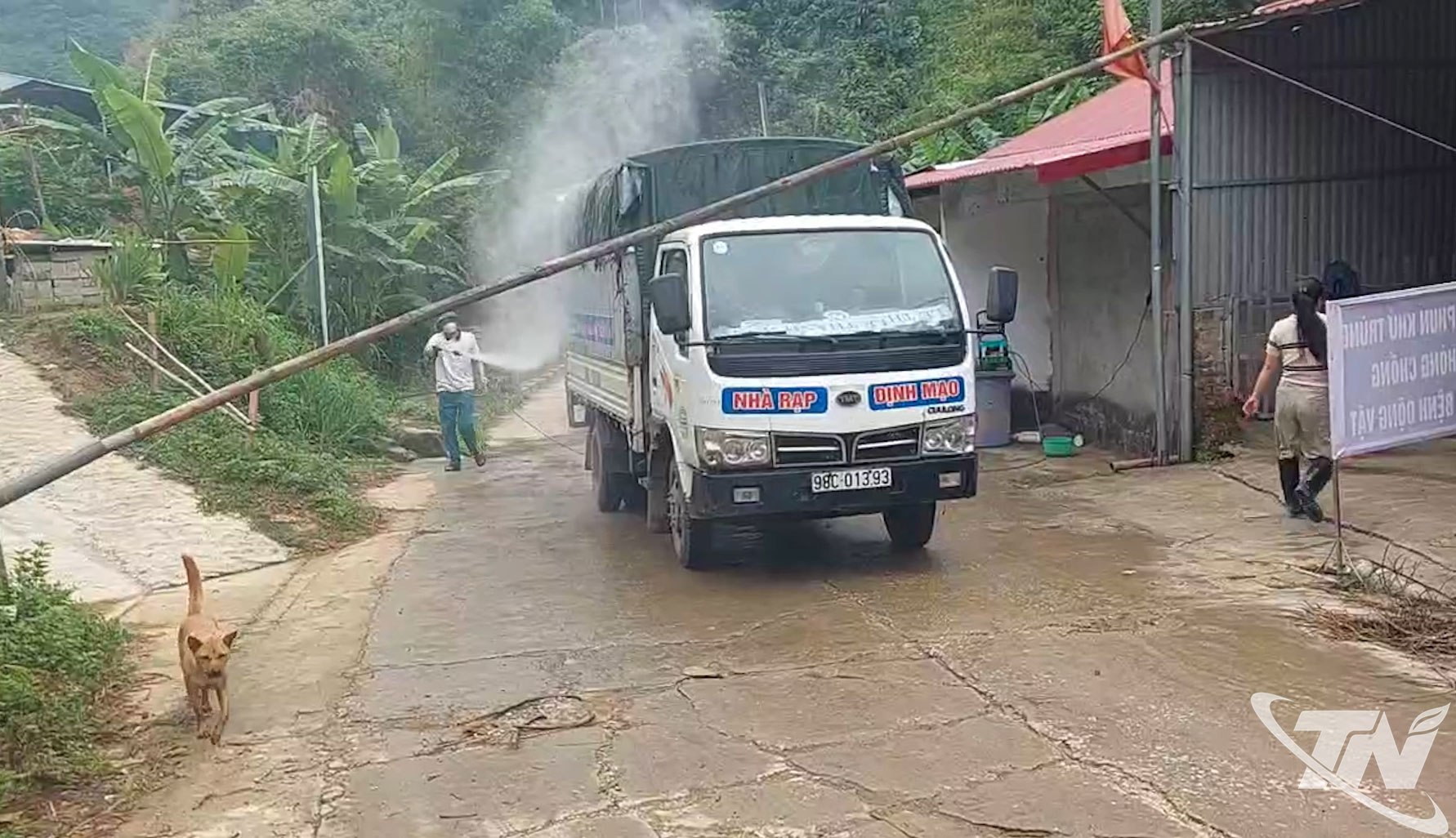 Lực lượng chức năng phun khử trùng tiêu độc tại lối vào chợ trâu, bò Nghiên Loan.