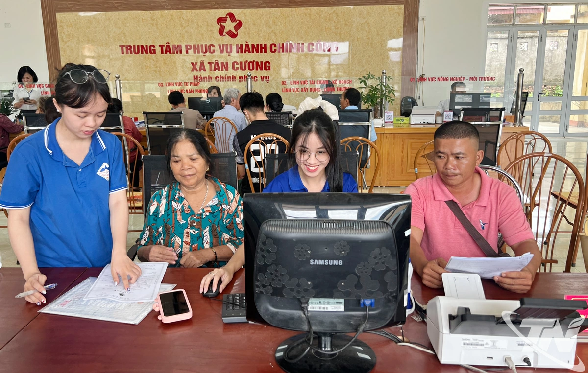 Thanh niên tình nguyện hướng dẫn người dân ứng dụng công nghệ số vào công việc, cuộc sống hằng ngày.