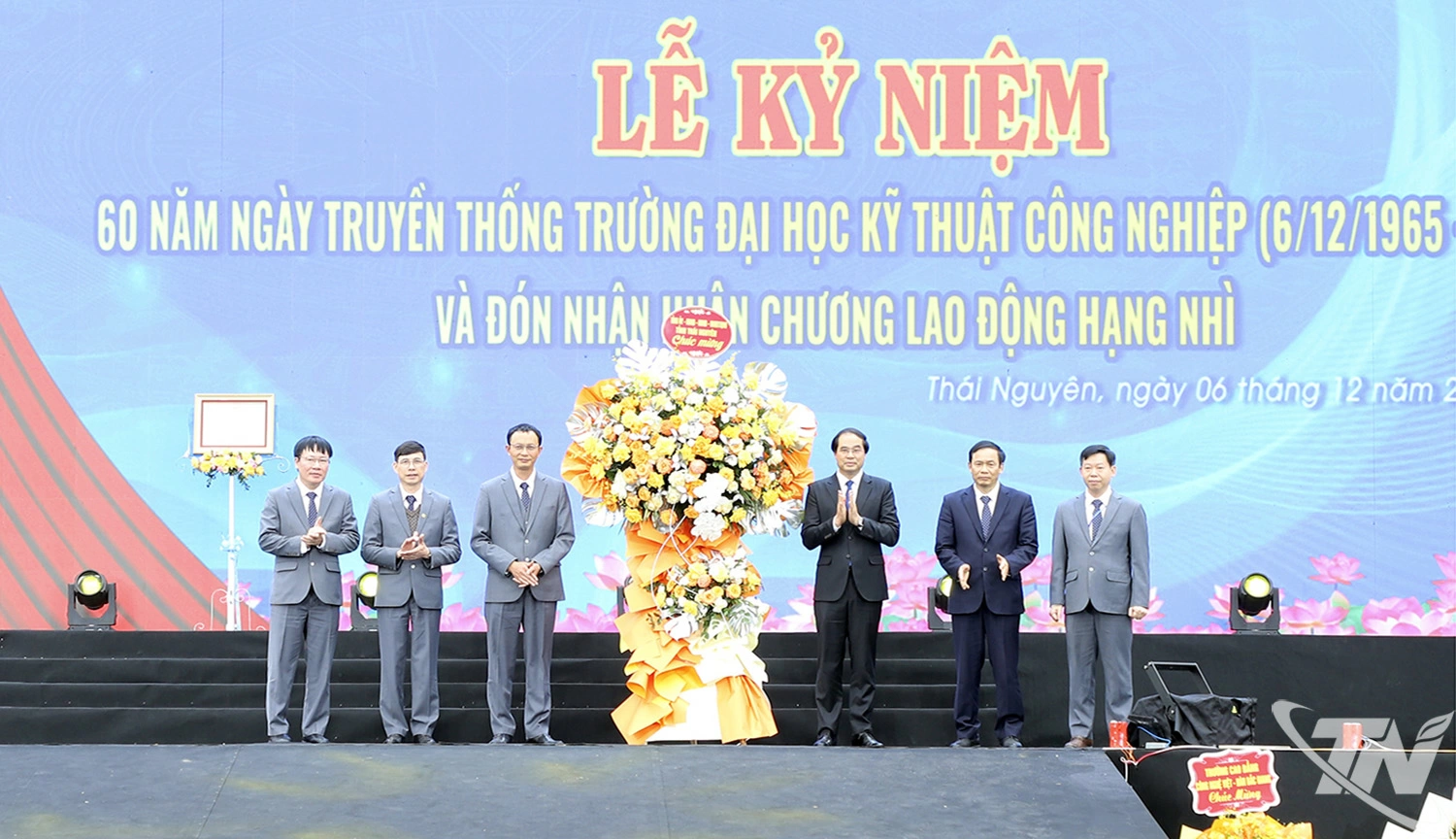 Đồng chí Bí thư Tỉnh ủy Thái Nguyên Trịnh Xuân Trường tặng hoa chúc mừng Ban lãnh đạo nhà trường