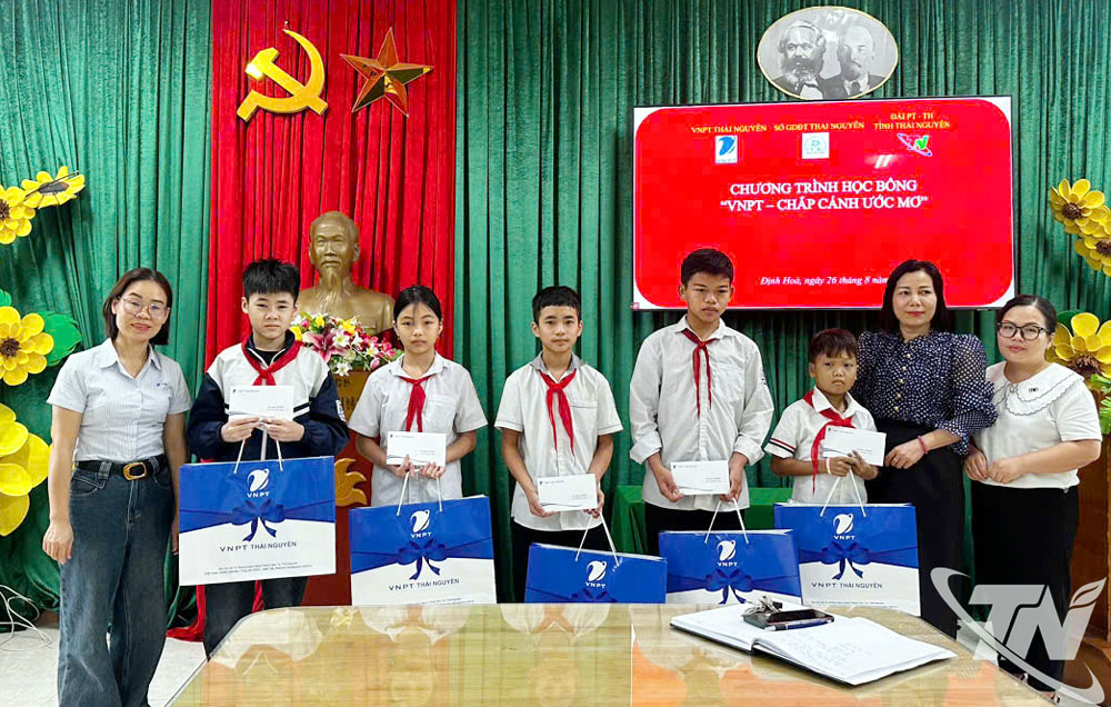 Trao các suất quà cho học sinh nghèo vượt khó