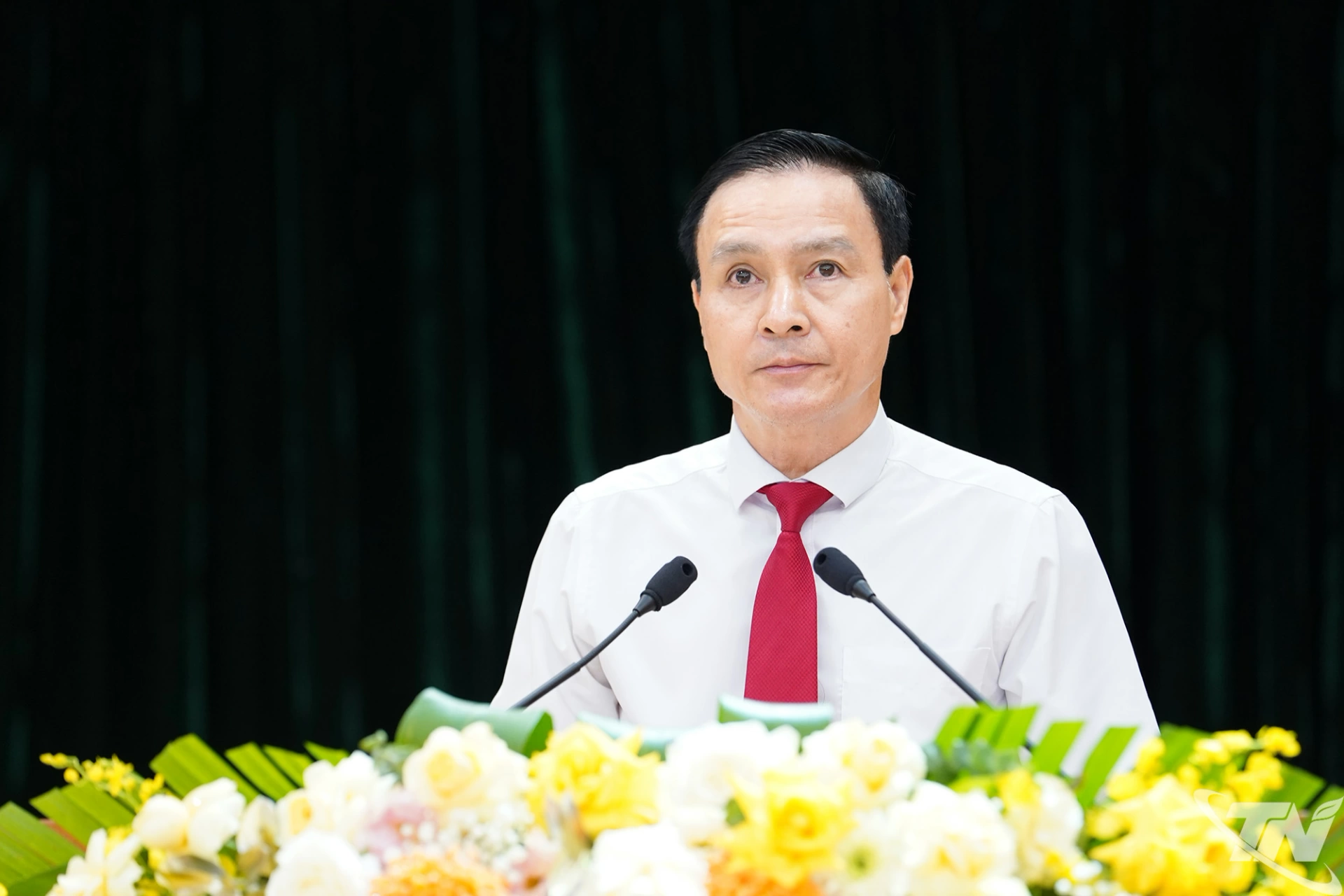 Đồng chí Vũ Duy Hoàng, Ủy viên Ban Thường vụ Tỉnh ủy, Phó Chủ tịch Thường trực Ủy ban MTTQ tỉnh, trình bày Thông báo hoạt động của Mặt trận Tổ quốc Việt Nam tỉnh Thái Nguyên tham gia xây dựng chính quyền 6 tháng đầu năm 2026.