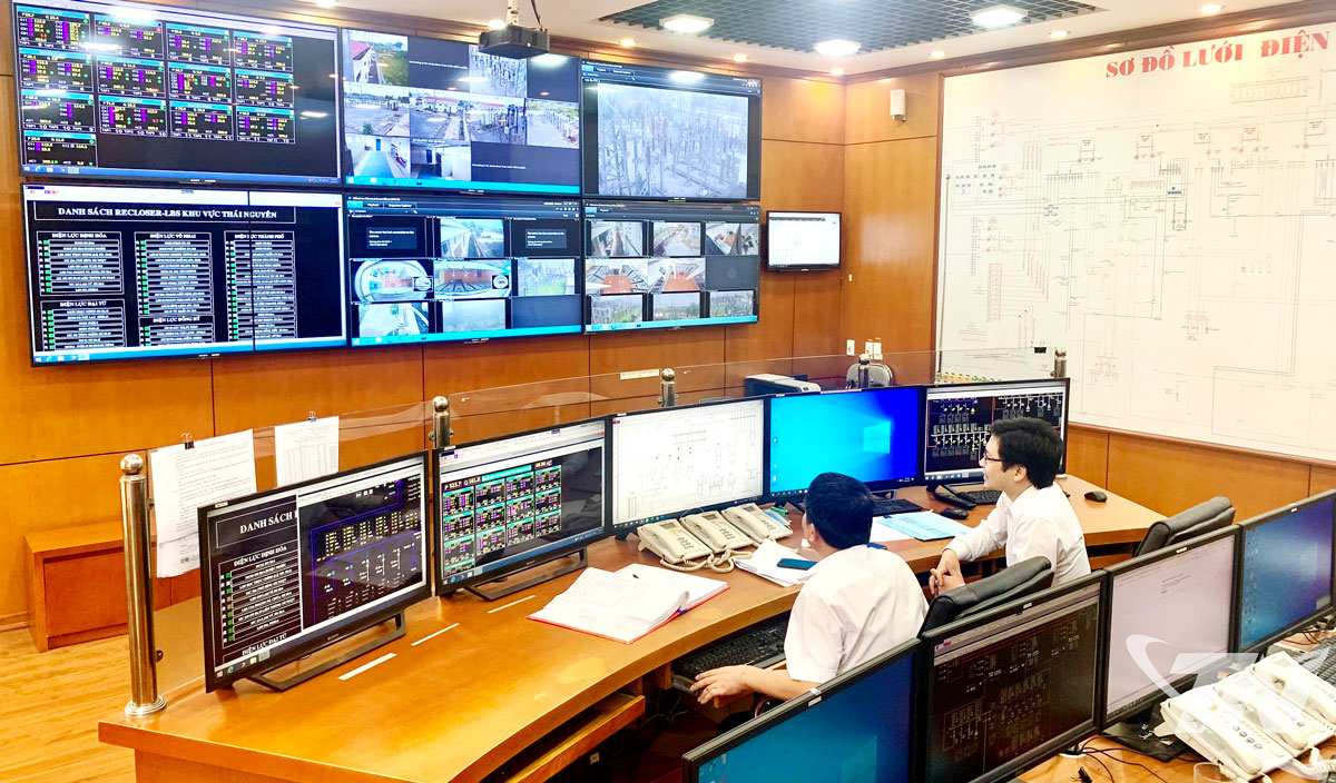 Thái Nguyên đang nổi lên như một điểm sáng về phát triển khoa học, công nghệ, đổi mới sáng tạo và chuyển đổi số trong khu vực trung du và miền núi phía Bắc. Trong ảnh: Trung tâm Điều khiển xa (Công ty Điện lực Thái Nguyên) góp phần quan trọng nâng cao độ tin cậy cung cấp điện trên địa bàn tỉnh.