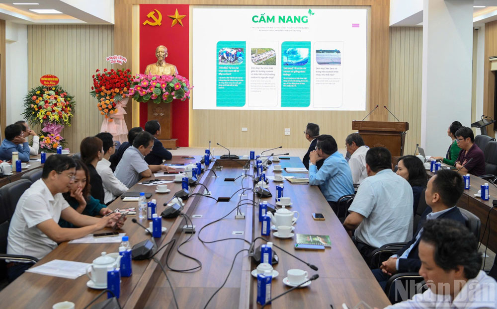 Các đại biểu xem video giới thiệu về trang thông tin Net Zero Việt Nam.