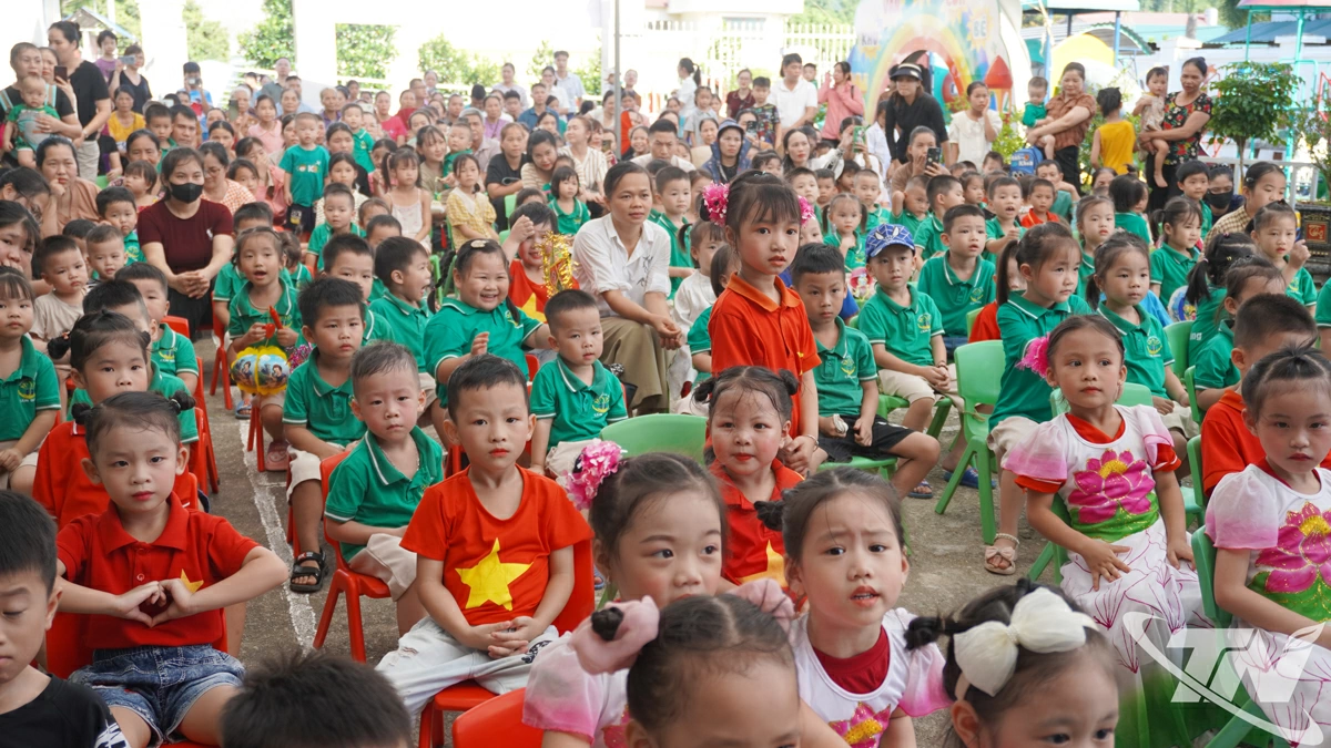 Chương trình Vui Tết Trung thu tại xã Cẩm Giàng diễn ra trong không khí rộn ràng, ấm áp tình yêu thương.