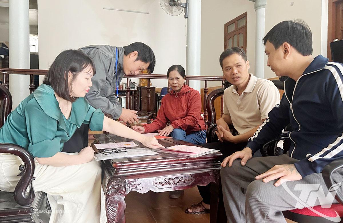 Cán bộ chuyên môn phường Bắc Kạn trực tiếp đến từng hộ dân để thu thập dữ liệu về đất đai.