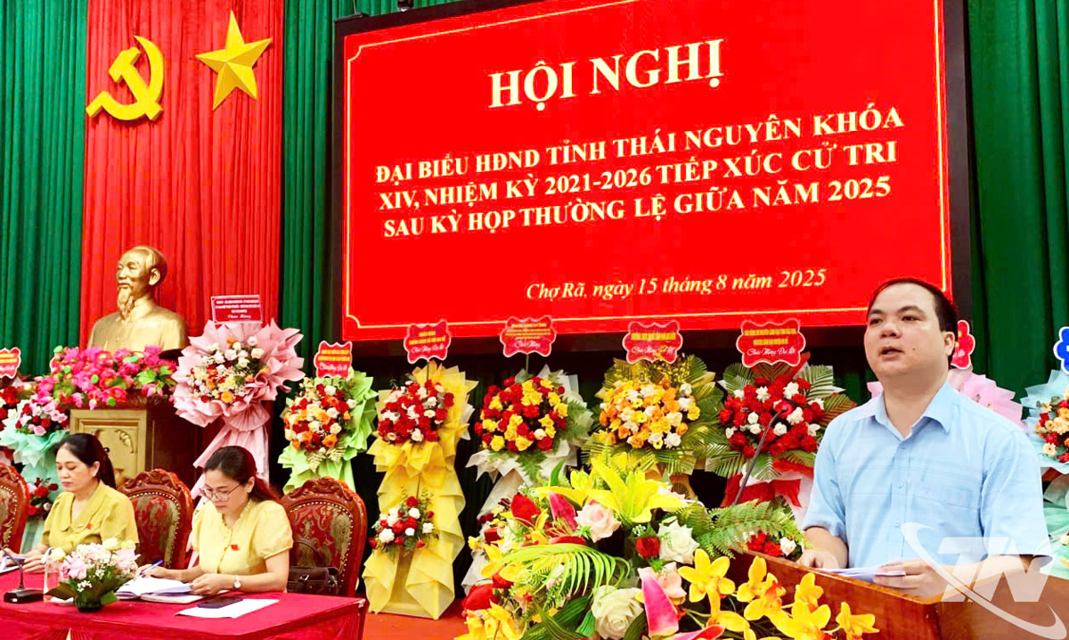 Lãnh đạo UBND xã Chợ Rã phát biểu tiếp thu và làm rõ thêm một số nội dung cử tri phản ánh