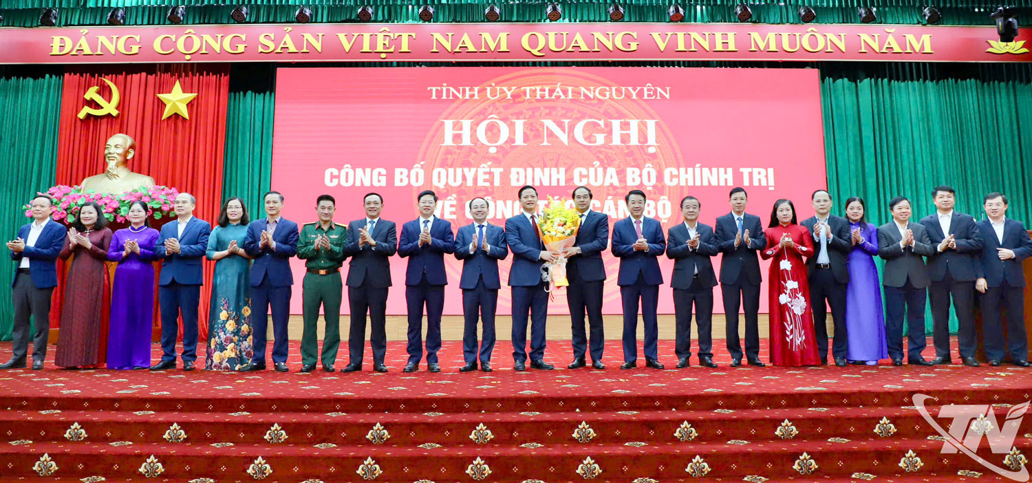 Ban Thường vụ Tỉnh ủy Bắc Ninh tặng hoa chúc mừng đồng chí Vương Quốc Tuấn.