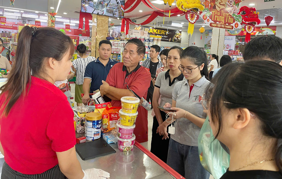 Người dân mua sắm nhu yếu phẩm thiết yếu tại siêu thị.