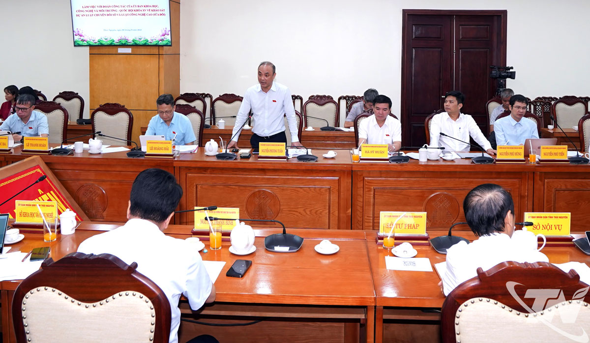 Lãnh đạo Uỷ ban Khoa học, Công nghệ và Môi trường của Quốc hội phát biểu tại buổi làm việc