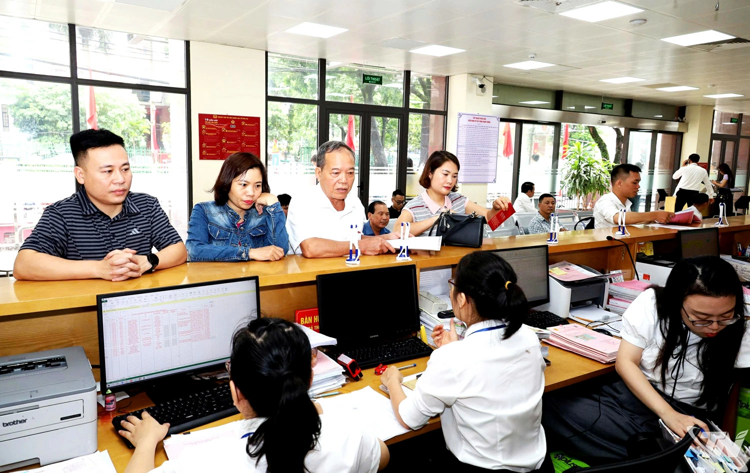 Việc triển khai đánh giá cán bộ, công chức bằng chỉ số hiệu quả công việc (KPI) được xác định là bước chuyển   quan trọng trong đổi mới công tác cán bộ của tỉnh Thái Nguyên. Trong ảnh: Người dân đến giải quyết thủ tục   hành chính tại Trung tâm Phục vụ hành chính công phường Phan Đình Phùng.