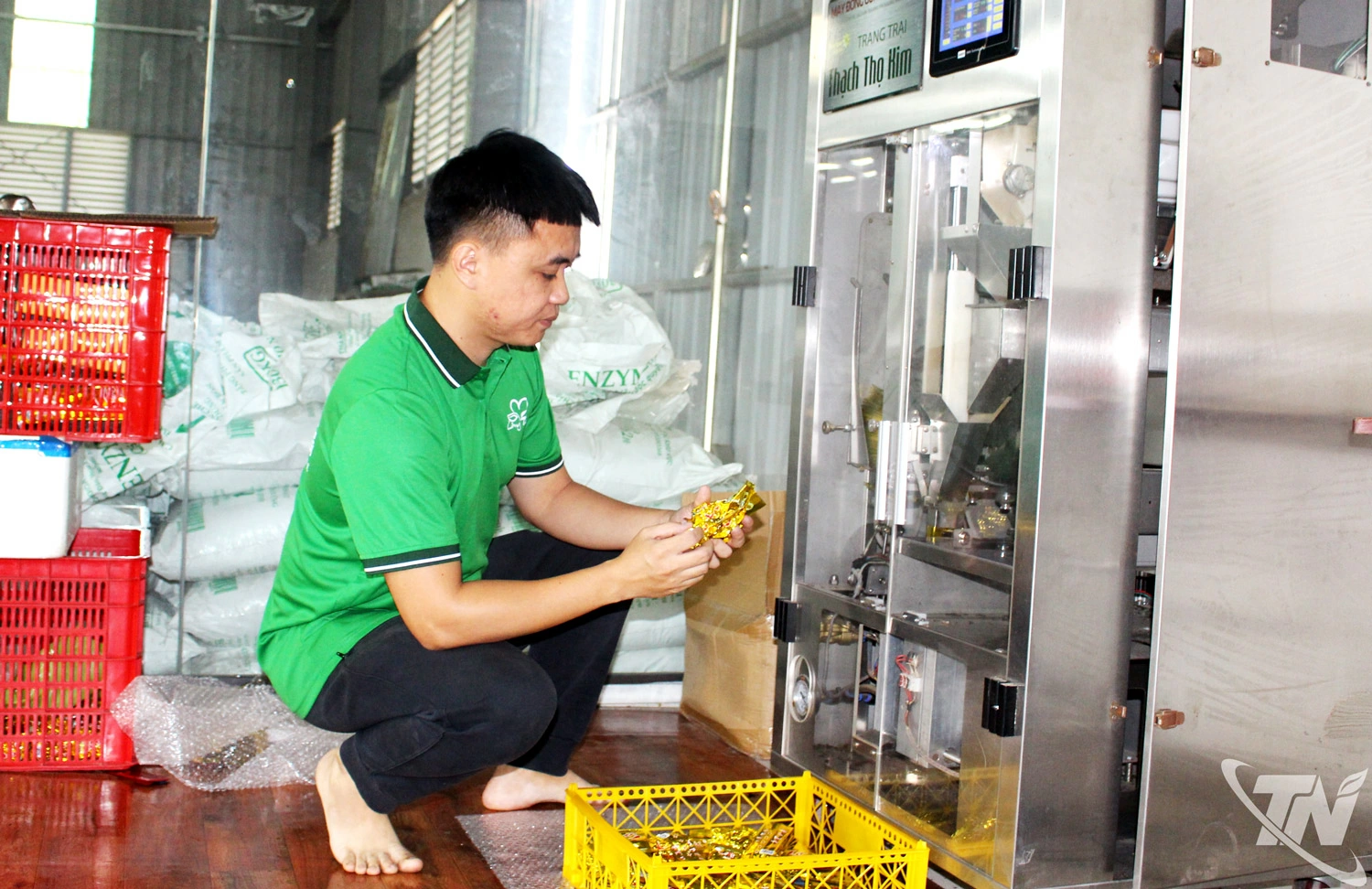 Người dân làng   nghề chè truyền   thống xóm Lầy 5   (phường Phúc   Thuận) chủ động   đưa máy móc   vào khâu chế   biến, đóng gói   sản phẩm chè.