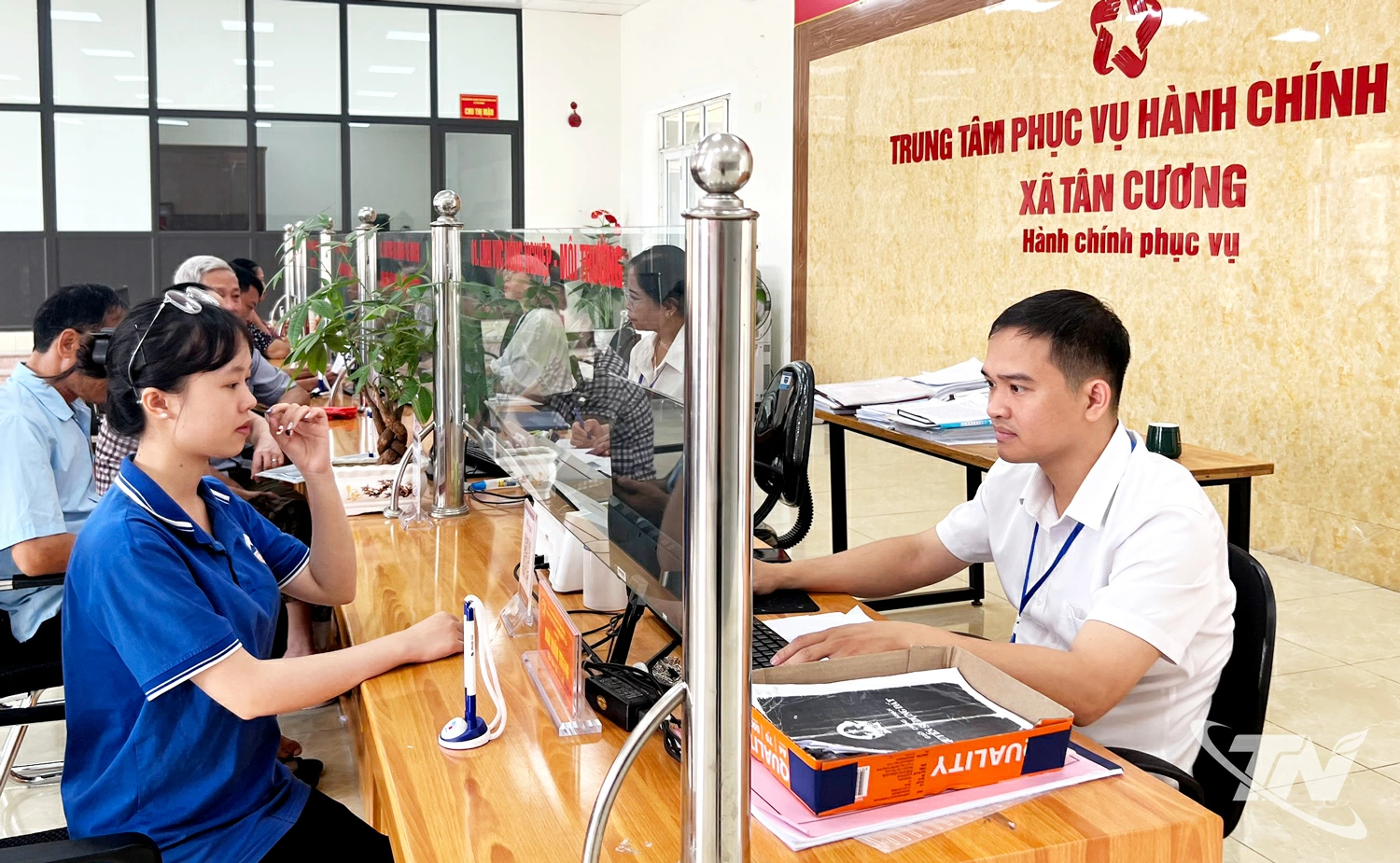 Cán bộ UBND xã Tân Cương tư vấn, hướng dẫn người dân giải quyết thủ tục hành chính tận tình, chu đáo.